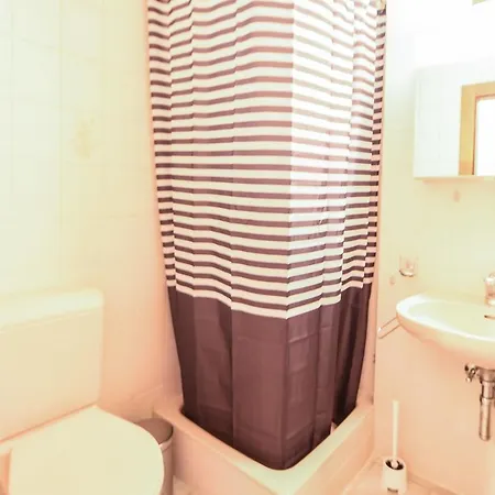 Charming And Comfortable Ideally Located In